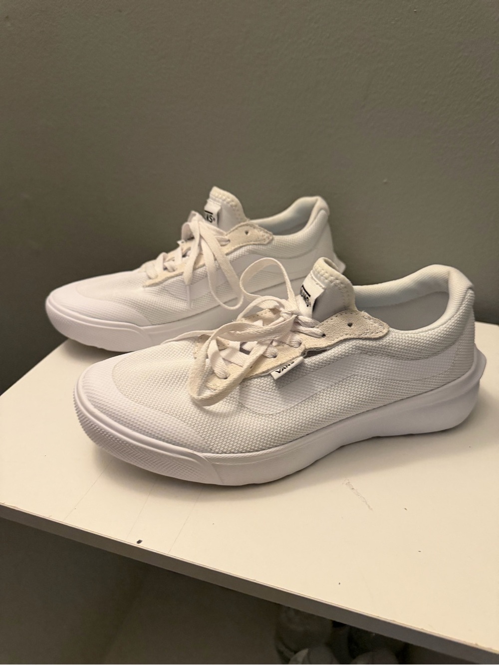Women’s Vans super range white sneakers size 8
